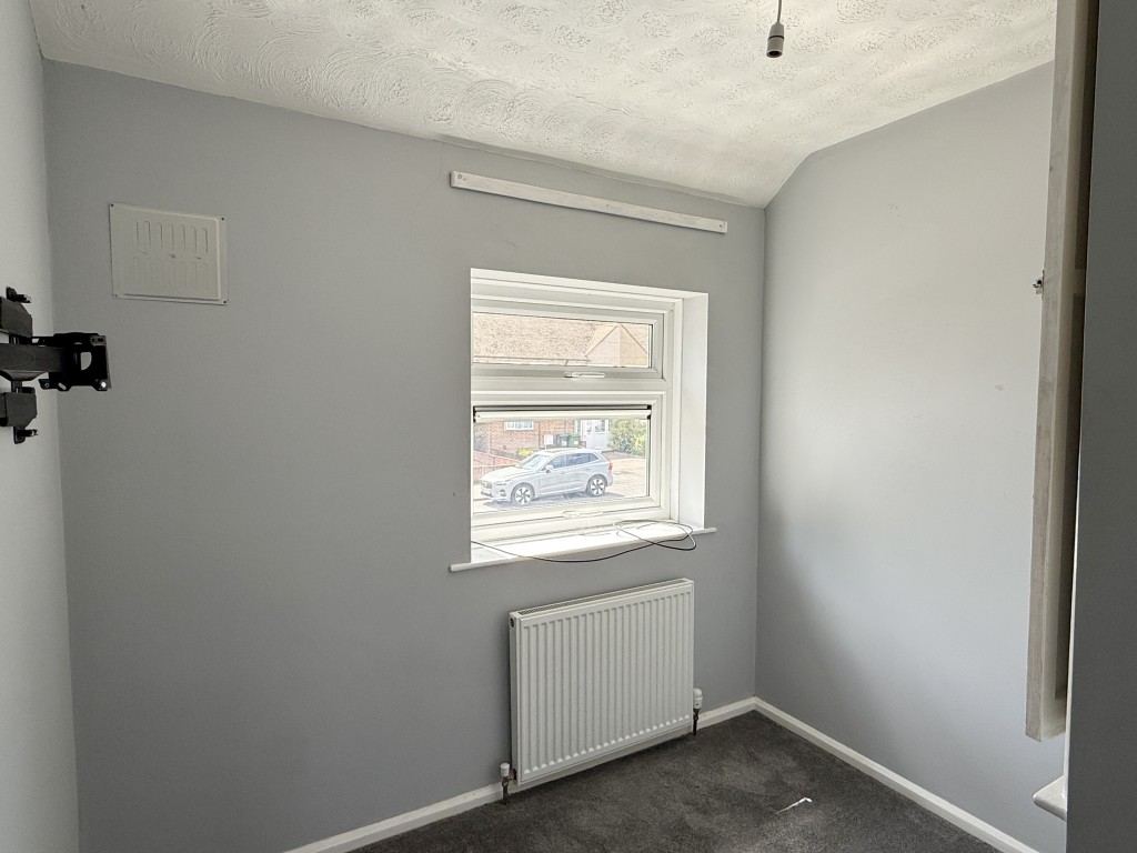 Lot: 95 - HOUSE IN NEED OF IMPROVEMENT - Bedroom 3 in House in Need of Improvement